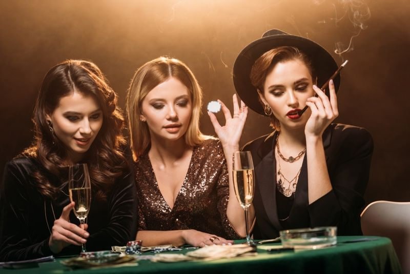 Antarmuka permainan Three Card Poker dengan tombol keputusan